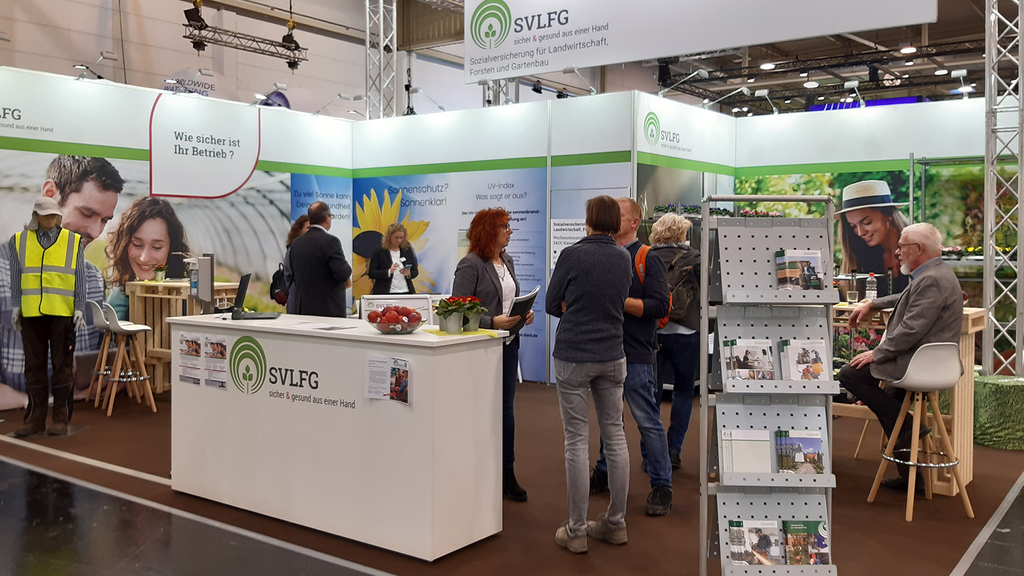 Vergrößerung des Bildes für Messestand mit Besuchern.