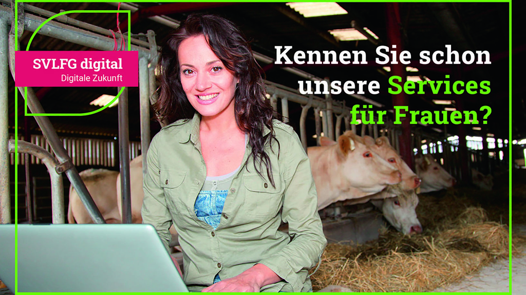 Vergrößerung des Bildes für Junge Frau mit sitzt mit Laptop auf dem Schoß. Im Hintergrund ist der Rinderstall zusehen..