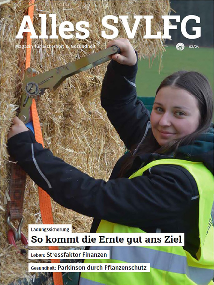 Vergrößerung des Bildes für Titelcover Ausgabe 02/2024: Landwirtin mit Warnweste zurrt Spanngurt um Strohballen fest.