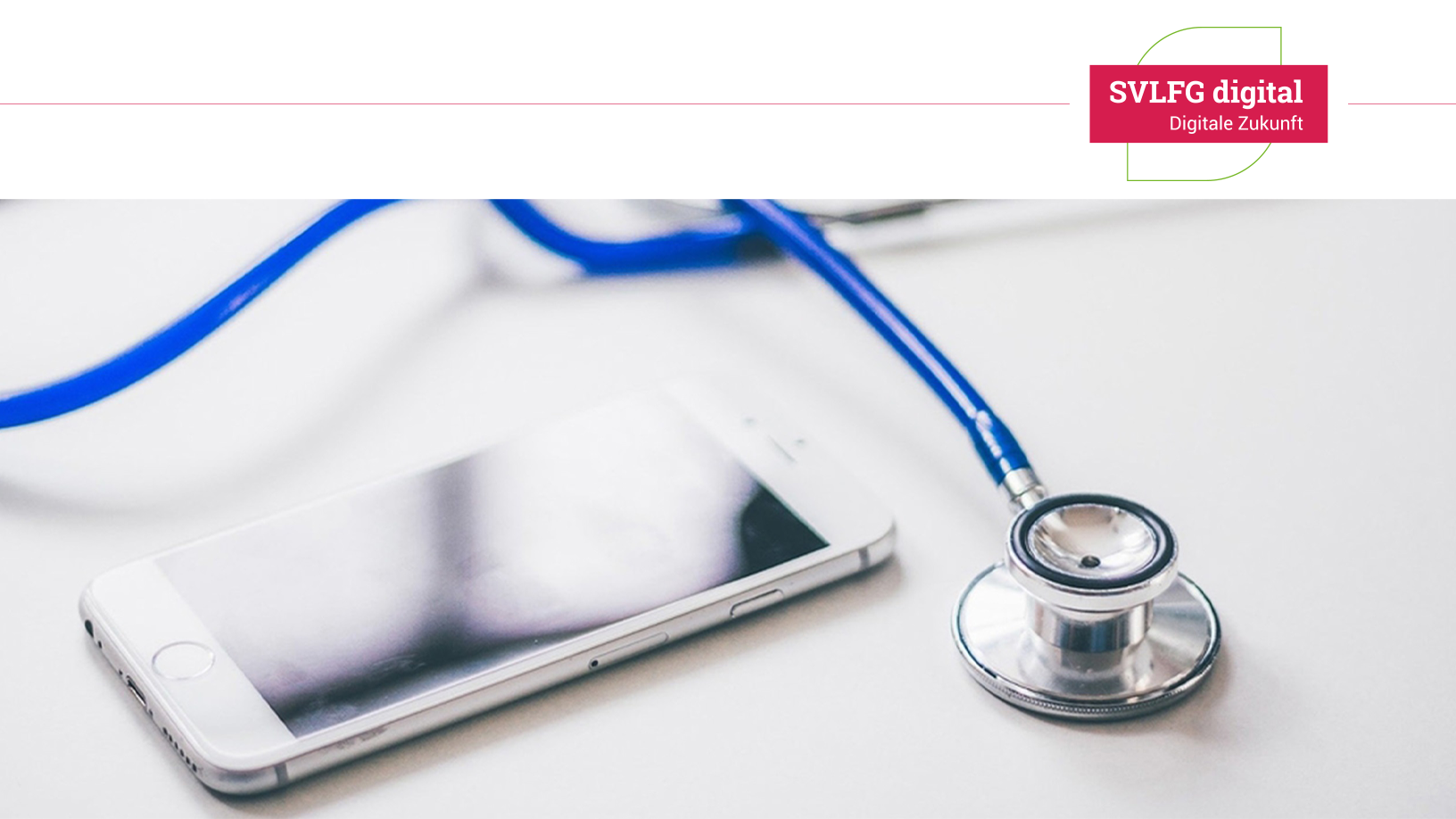 Nahaufnahme von einem Handy und Stethoskop die auf einem weißen Untergrund liegen