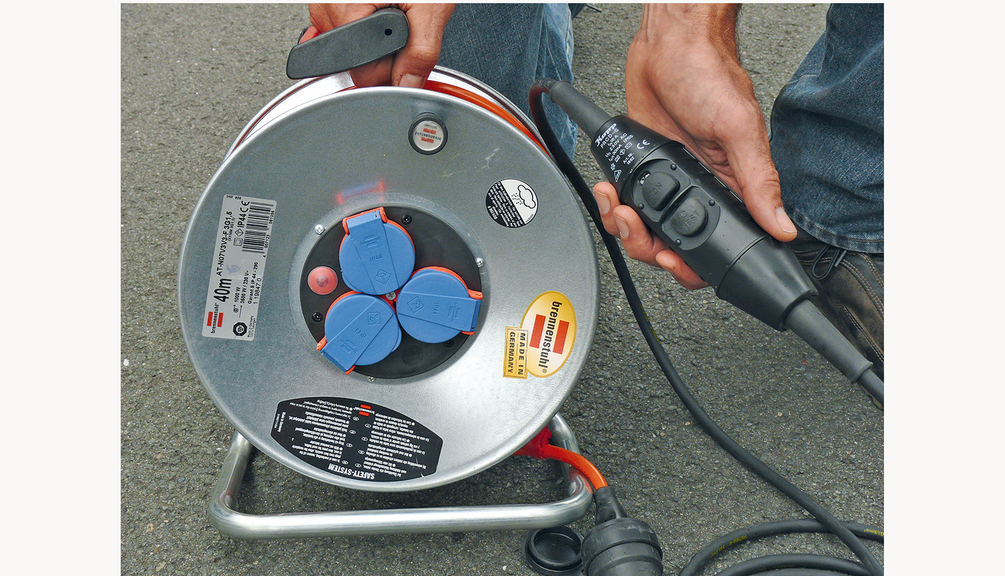 Vergrößerung des Bildes für Spritzwassergeschützter Leitungsroller mit selbstschließenden Klappen und Personenschutzschalter.