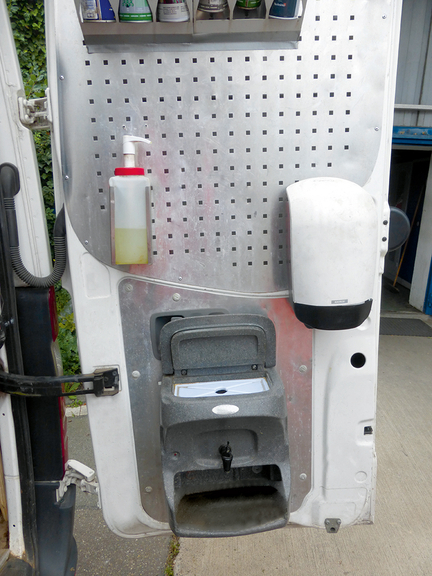 Vergrößerung des Bildes für Ein Waschbecken mit Seife verbaut in einer Fahrzeugstür. .