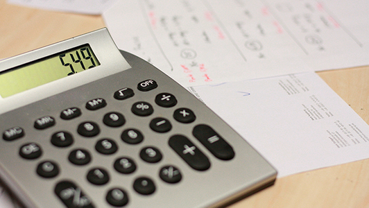 Taschenrechner auf Schreibtisch