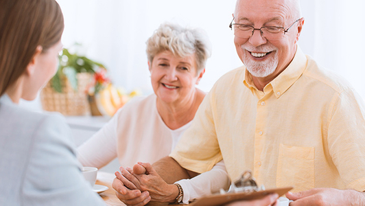 Senioren bei der Pflegeberatung