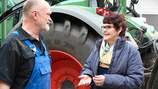 Bild: Mann und Frau im Gespräch