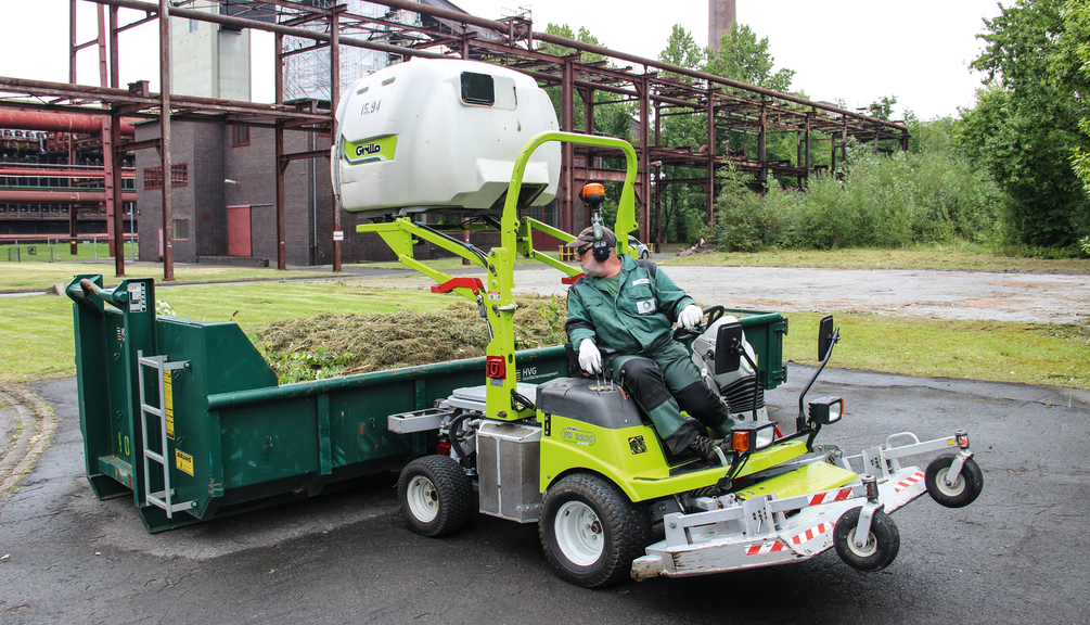 Vergrößerung des Bildes für Bild: Mähgerät mit angehobenem Grassammelcontainer.