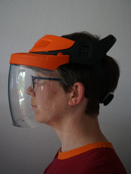 Vergrößerung des Bildes für Bild: Frau mit Klarsichtvisier als Gesichtsschutz.