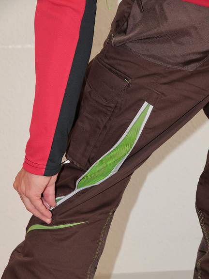 Vergrößerung des Bildes für Detailaufnahme eines Lüftungsreißverschluss am Oberschenkel. .