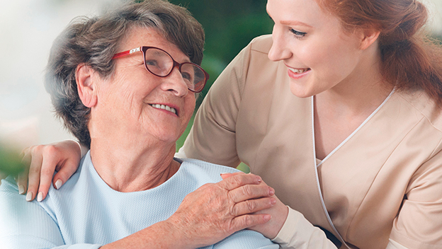 Vergrößerung des Bildes für Seniorin mit Pflegekraft.