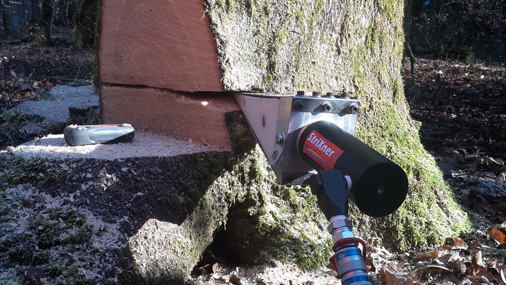 Vergrößerung des Bildes für Hydraulischer fernbedienbarer Fällkeil in einem Baumstamm.