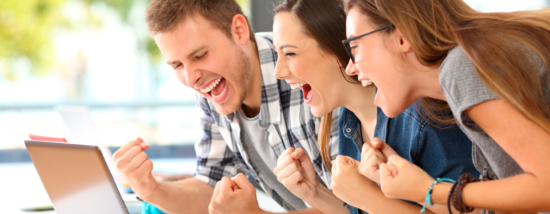 Junge Menschen freuen sich