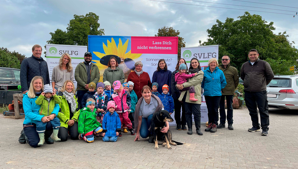 Vergrößerung des Bildes für Die Kinder und Erwachsenen des Waldkindergartens "Die Frischlinge" Kirchheimbolanden haben sich auf einem Hof versammelt..