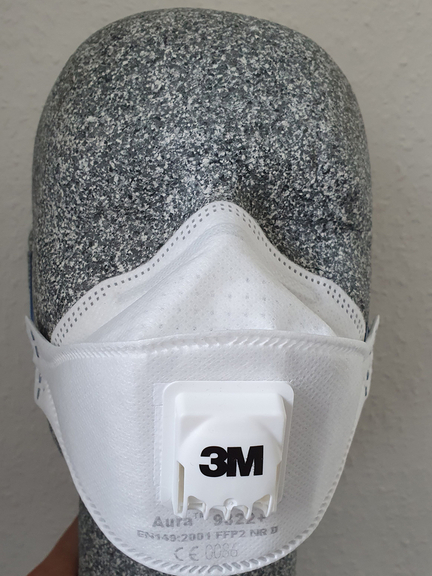 Vergrößerung des Bildes für Einmalatemschutzmaske auf einer Büste.