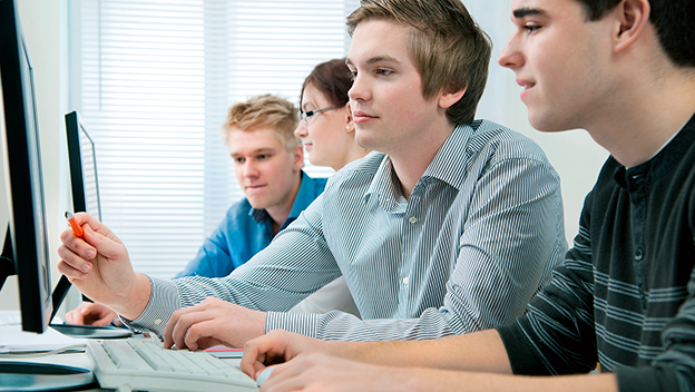 Vergrößerung des Bildes für Auszubildende am Computer.