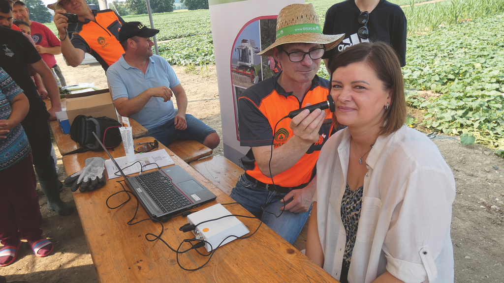 Vergrößerung des Bildes für Präventionsfachmann bestimmt den Melaninwert einer Beschäftigten und gibt Tipps zum UV- und Hitzeschutz..