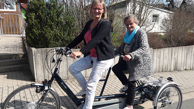 Vergrößerung des Bildes für Eine junge und eine alte Frau auf dem Tandem.