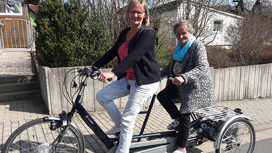 Zwei Frauen auf dem Tandem