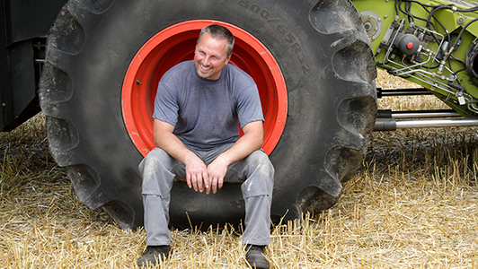 Mann im Traktorreifen