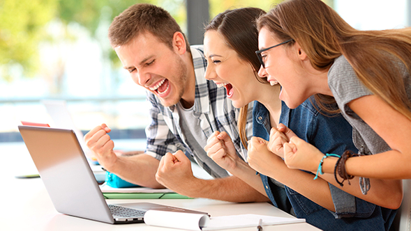 Junge Menschen freuen sich