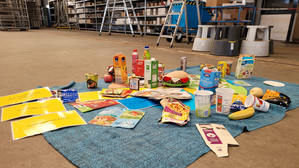 Vergrößerung des Bildes für Anschauungsmaterial zum Thema Ernährung liegen in einer Betriebsstätte auf dem Boden.