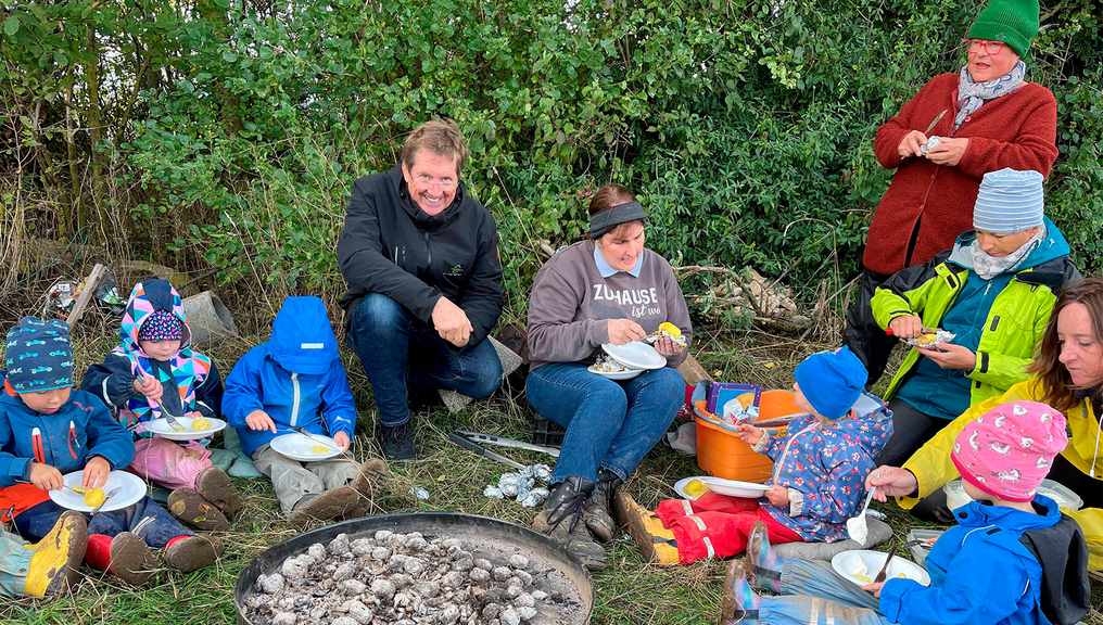 Vergrößerung des Bildes für Die Kinder und Erwachsenen des Waldkindergartens "Die Frischlinge" aus Kirchheimbolanden backen und genießen ihre Kartoffeln..
