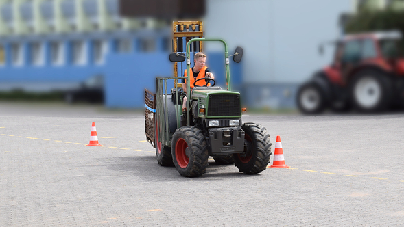 Schmalspurtraktor beim Fahrtraining