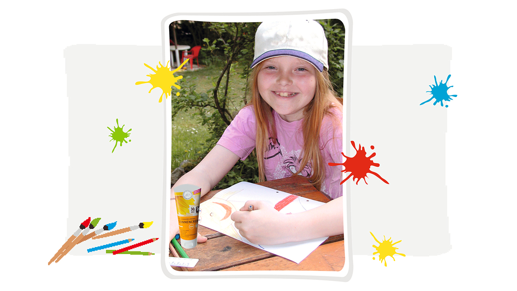 Vergrößerung des Bildes für Lachendes Mädchen mit Cappy zeichnet - außerdem zu sehen Kleckse, Pinsel und Buntstifte.