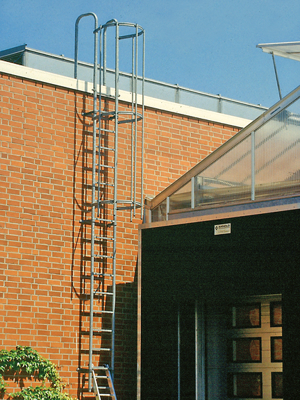 Vergrößerung des Bildes für Steigleiter mit Absturzsicherung an einem Gebäude .