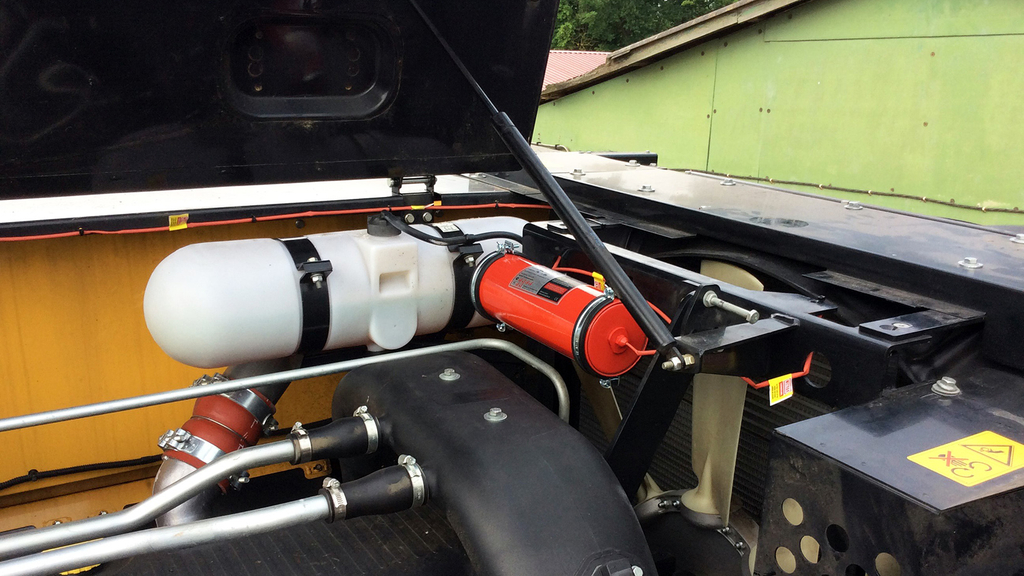 Vergrößerung des Bildes für Aerosol-Löschgenerator verbaut im Motorraum einer landwirtschaftlichen Maschine. .