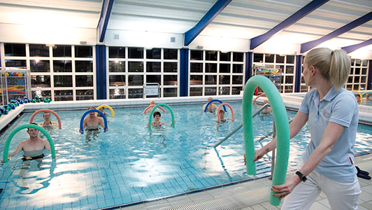 Sportgruppe im Wasser