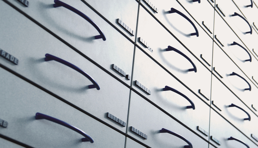 Frontansicht von Schrank mit vielen Schubladen