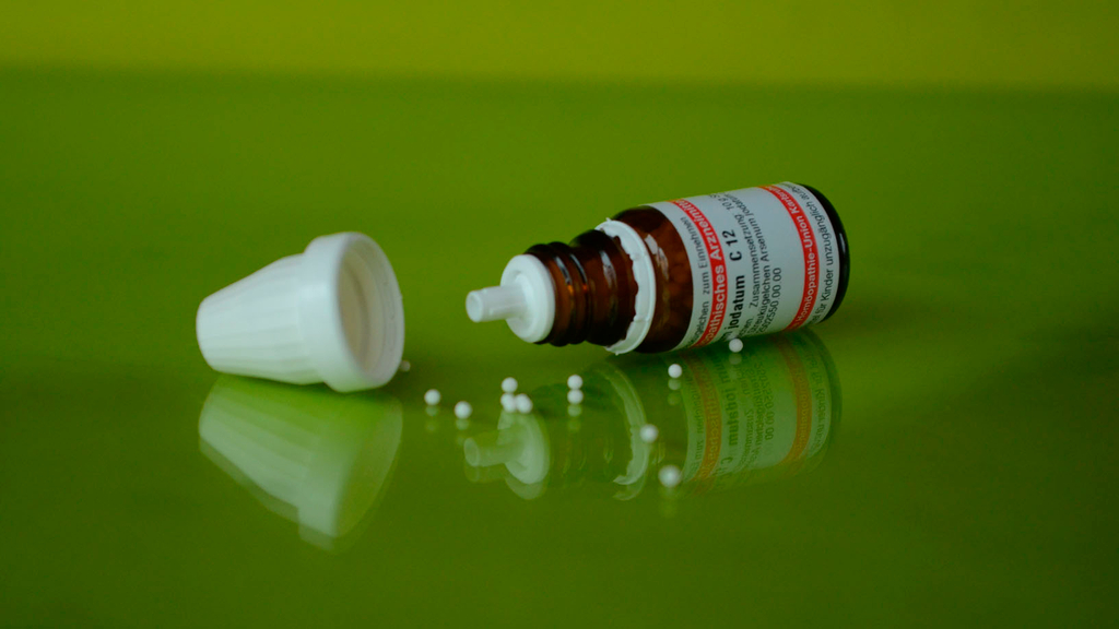 Vergrößerung des Bildes für Ein Fläschchen mit Globoli-Kügelchen.