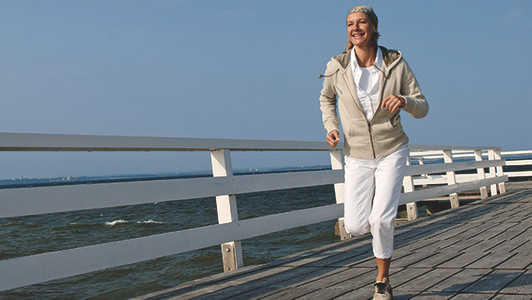 Frau beim Joggen am Meer