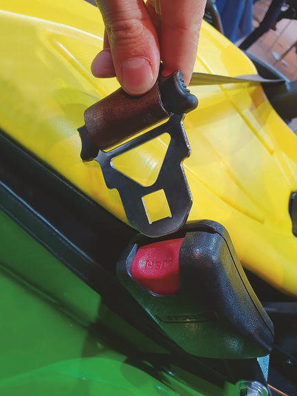 Vergrößerung des Bildes für Die Schnalle des Sicherheitsgurtes wird in die Sicherung gesteckt..