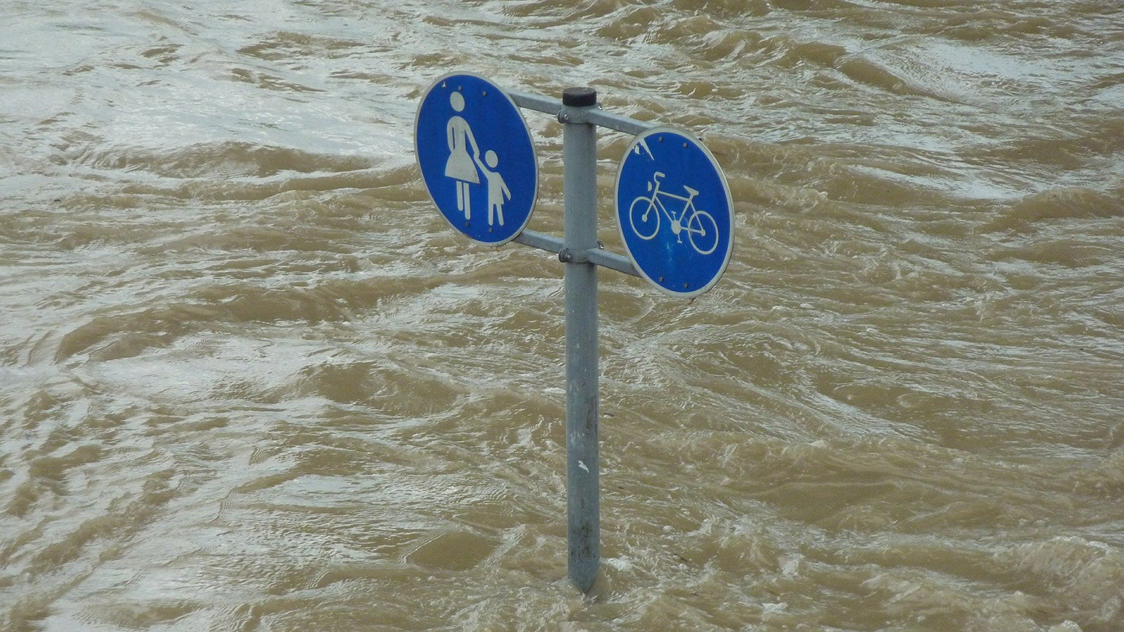 Verkehrsschild für Fußgänger- und Radfahrweg im Hochwasser