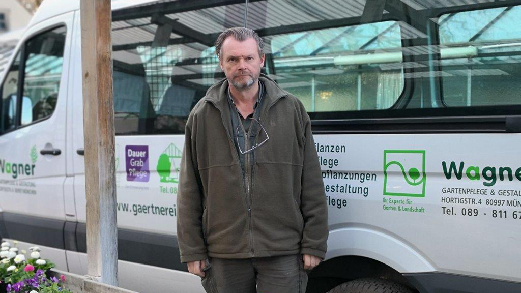 Vergrößerung des Bildes für Stefan Wagner aus München, Unternehmer der Gärtnerei, Gartenpflege & Gestaltung Wagner, vor seinem Firmenfahrzeug.