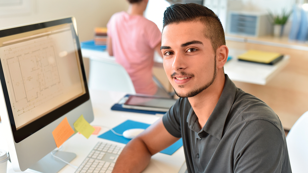 Vergrößerung des Bildes für Junger Mann am Computer.
