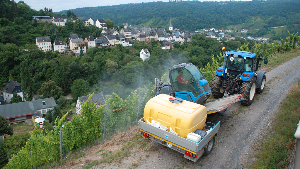 Vergrößerung des Bildes für Raupenmechanisierungssystem bei der Arbeit im Steilhang.