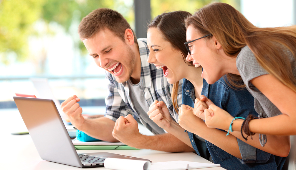 Junge Menschen freuen sich