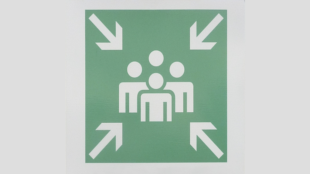 Vergrößerung des Bildes für Auf der grünen quadratischen Grafik zeigen vier weiße Pfeile von den Ecken in die Mitte, wo mehrere skizzierte Personen dargestellt sind..