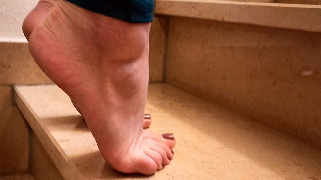 Vergrößerung des Bildes für Bild: Fußgymnastik auf der Treppe.