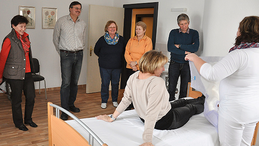 Eine Gruppe pflegender Angehörige beim Pflegekurs