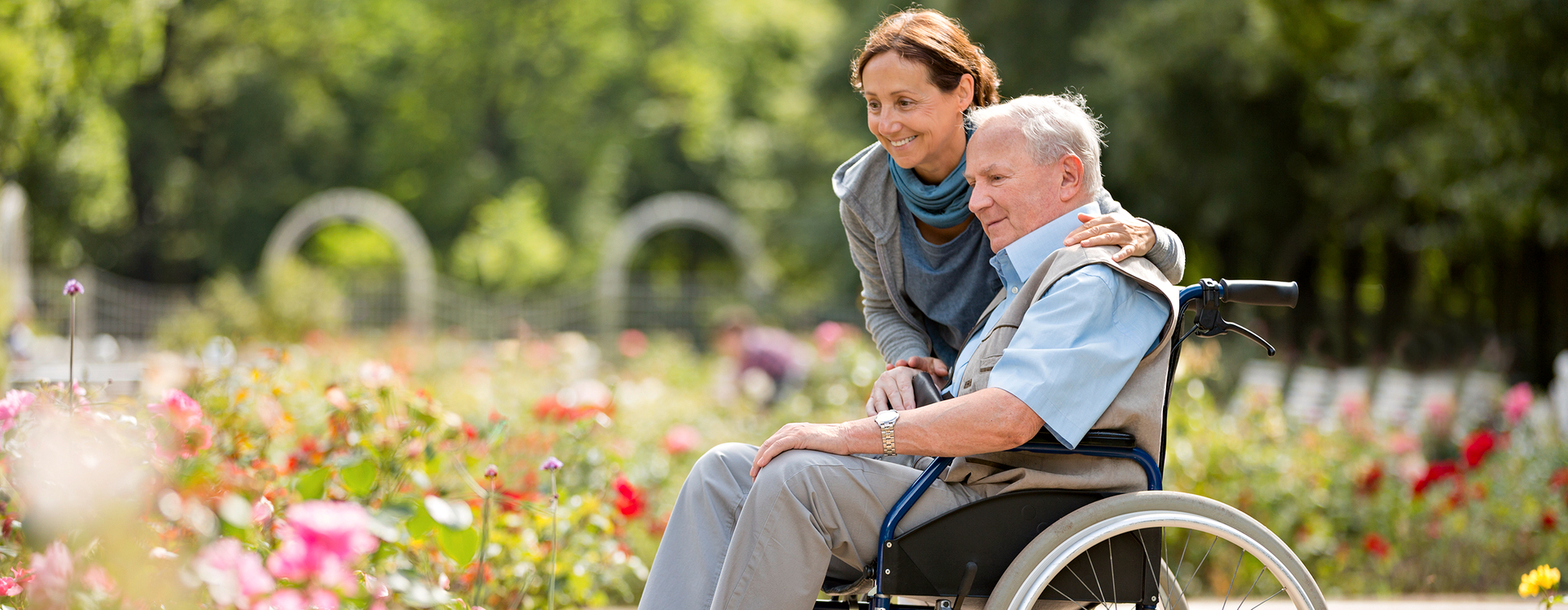 Pflegerin mit Pflegeperson im Rollstuhl
