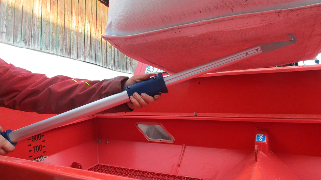 Vergrößerung des Bildes für Ein Teleskop-Messer wird für das Öffnen eines Big Bag verwendet.