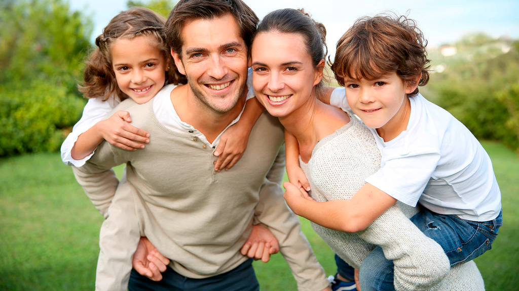 Vergrößerung des Bildes für Eine fröhliche vierköpfige Familie im Grünen .