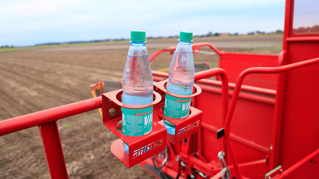 Vergrößerung des Bildes für Mit praktischen Flaschenhaltern sind Getränke immer griffbereit..