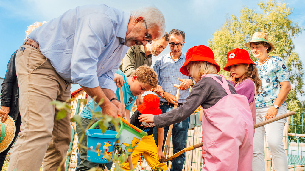 Vergrößerung des Bildes für Die Kinder ackern zusammen mit Martin Empl, Dr. Christoph Schmitz und Bundesminister Cem Özdemir..