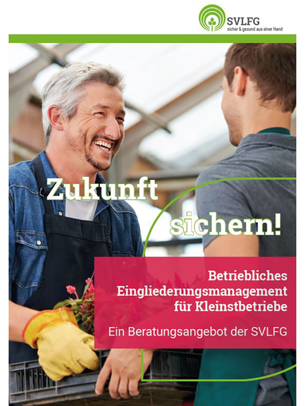 Vergrößerung des Bildes für Deckblatt der Broschüre Betriebliches Eingliederungsmanagement für Kleinstbetriebe: Zwei Männer in Gärtner-Arbeitskleidung überreichen sich freundlich eine Kiste mit Pflanzen.