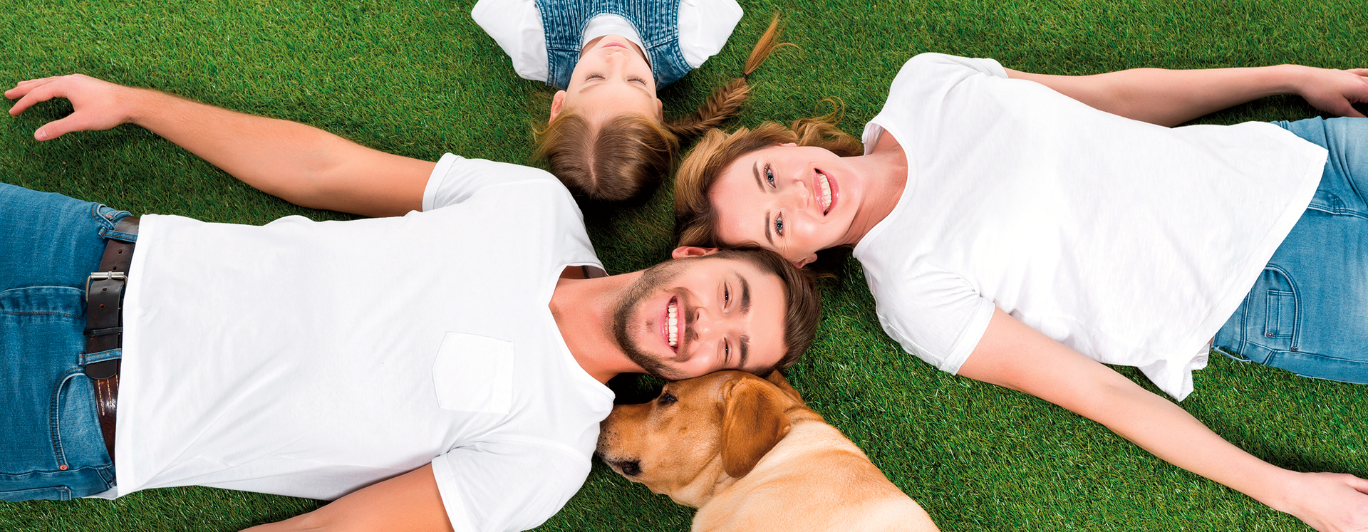 Familie mit Kind und Hund