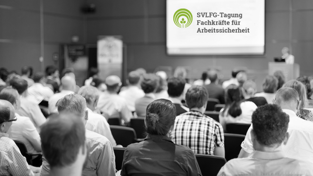 Vergrößerung des Bildes für Schwarzweißfoto zeigt Teilnehmende eines Seminars für Fachkräfte aus rückwärtiger Ansicht.